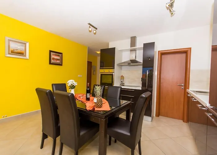 Okrug Gornji 16901a Apartment